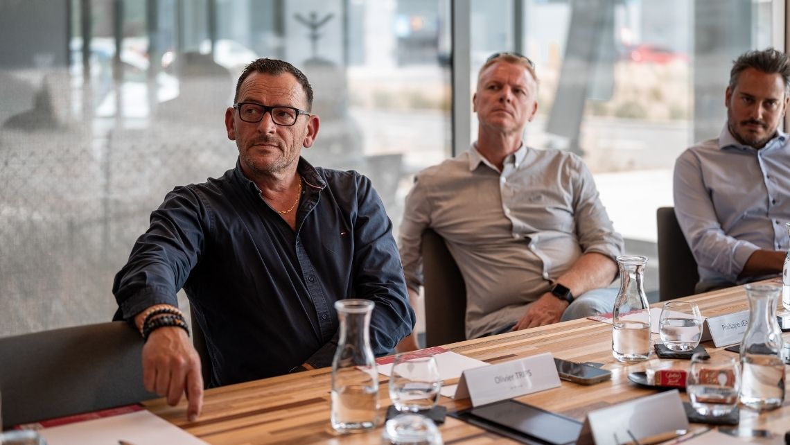 Réunion avec des clients e-net.